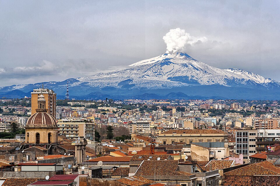 Catania vista dall'alto e il vulcano Etna a sovrastarla